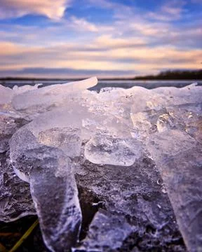  Close-up view of ice blocks breaking against water and land during frosty wi Foto stock