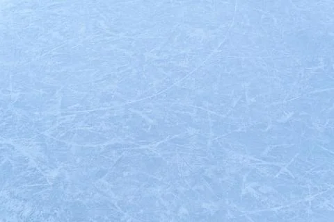 Close-up view of an ice surface with multiple skate marks and scratches. Th.. Foto stock