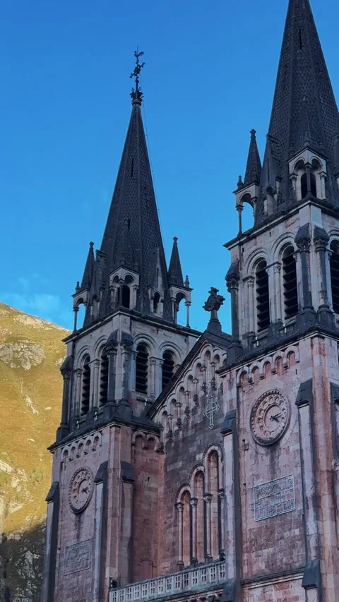 Close view of Iglesia de la Asunción church in Cangas de Onís 库存影片 339218288