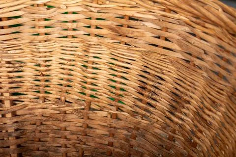 Close up view of the interior texture of a rustic handcrafted wicker basket Stockfoto's
