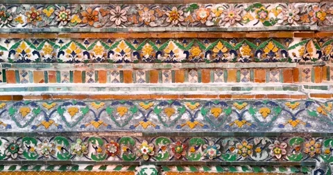 Close up view of Intricate pattern on the Wat Arun temple in Bangkok, Thailan Stockbeeldmateriaal 324942886