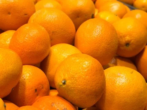 Close-up View of a Large Pile of Fresh, Ripe Oranges Foto stock