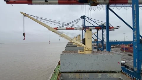 Close view of a large quay crane and port structure overlooking the sea. Stockbeeldmateriaal 345293709