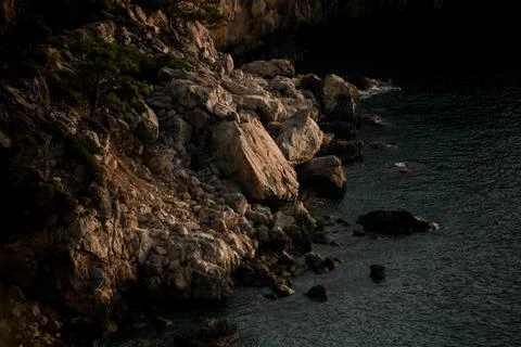 Close-up view on large rocks of cliff near the sea coast Foto stock