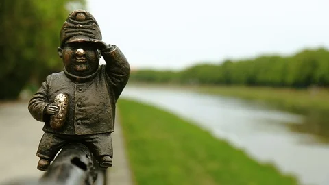 Close up view of little bronze statue on the bridge banister of police officer 스톡 동영상 105272126