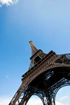 Close-Up view looking up at the Eiffel Tower in Paris, France Stockfoto's