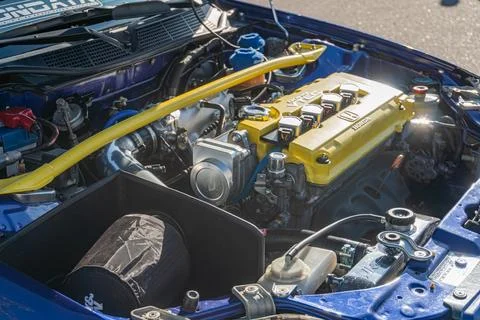 Close-up view of a maintained Honda engine bay with performance upgrades, vie Foto stock