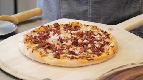 Close up view of a man chef cutting an italian pizza.  Vídeo Stock 137531501