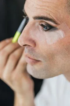 Close up view of a man doing his makeup. Fotos Stock