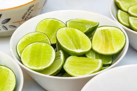 The close up view of the many chopped lime pieces put in the white ceramic .. 库存照片