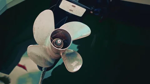 Close up view of a marine metal propeller partially submerged, showing rust, Vidéo 322927427