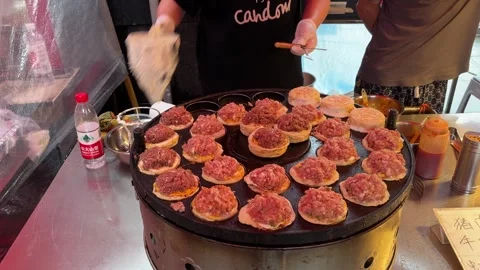 Close View of Meat Patties Cooking at a Dandong Market Stall Vidéo 340176140