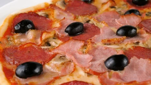 Close-up view of Meat Pizza, salami, bacon, ham, mushrooms and black olives Vídeos de archivo 87689430