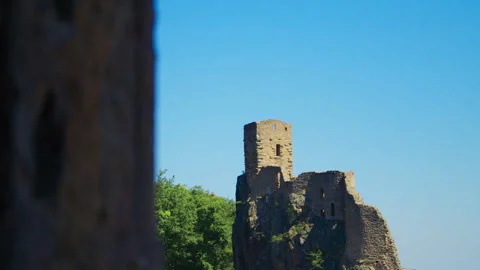 Close up view of medieval stone castle ruins with tower details in Ribeauville Video stock 327569204