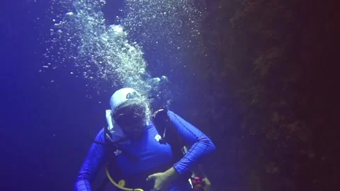 Close up view of men takes off his scuba gear close to coral reef. Maldives 스톡 동영상 171317459
