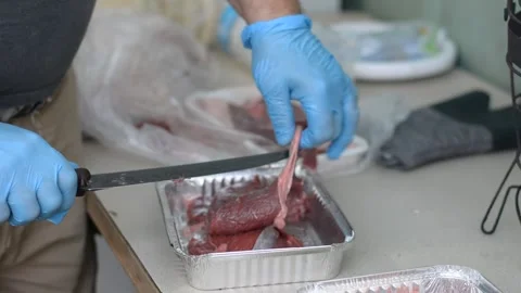 Close up view on men's hands preparing meat for BBQ.  Vídeos de archivo 242242206