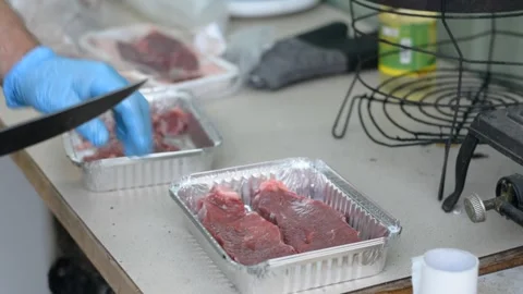 Close up view on men's hands preparing meat for BBQ.  Vídeos de archivo 242242229