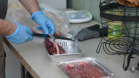 Close up view on men's hands preparing meat for BBQ.  Vídeos de archivo 242242432