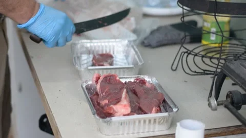 Close up view on men's hands preparing meat for BBQ.  Vídeos de archivo 242242512