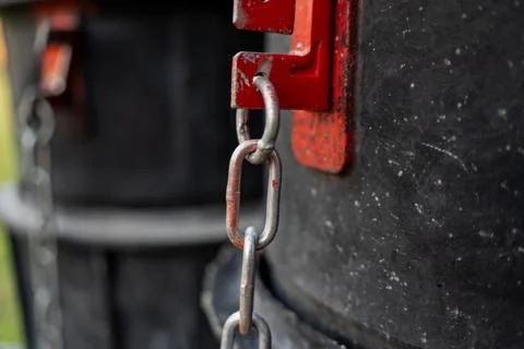 Close-up view of metallic chain attached to heavy-duty container Foto stock