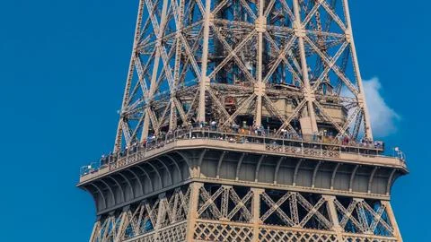 Close up view of middle section of the Eiffel Tower timelapse in Paris, Franc Foto stock