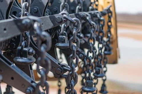 Close-up view of a mine-clearing machine, featuring a series of sturdy chai.. Foto stock