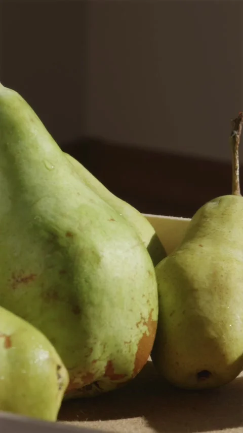 Close up view of mixed pear varieties packed in rustic wooden crate 스톡 동영상 346903372