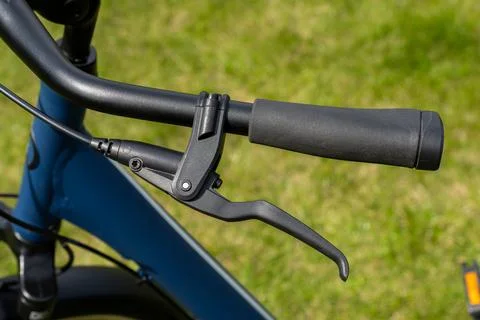 Close-up view of a modern black bicycle handlebar, ergonomic grip, and brak.. Fotos Stock