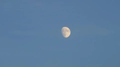 Close up view of the moon during the day,full moon view of the moon on a bl.. 库存影片 285946156