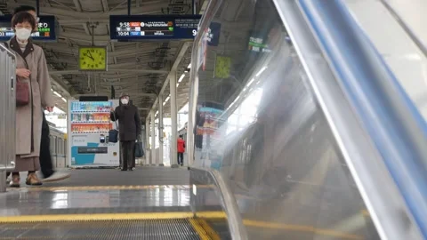 Close up view to moving escalator at skytrain subway station going down , c.. Видео 338332280