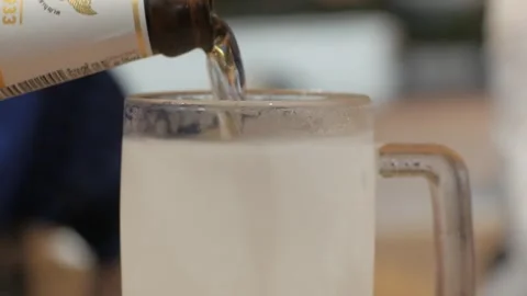 Close up view to a mug while pouring cold brewed fresh beer into mug in pub.. Stock-Footage 289812291