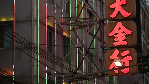 Close view of neon Chinese sign on Bangkok building Vidéo 331228786