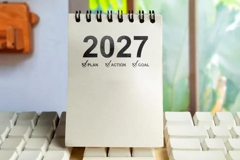 A close up view of a notepad with 2027 plan action goal text on a keyboard, f Foto stock