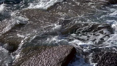 Close-up view of ocean waves crushing on the stones on Cadiz coast in Spain. Vidéo 237373297