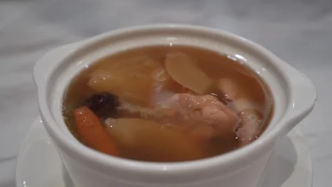 Close-up view of the old cucumber soup. Vidéo 281409116