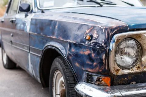 Close up view of old rusty car vehicles with headlight foreground Foto stock