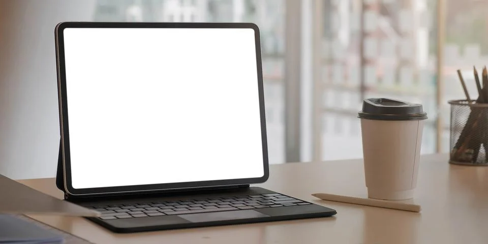 Close-up view of open blank screen laptop computer with office supplies in .. Foto stock