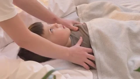 Close View Osteopath Massaging Child Shoulder And Upper Body Relaxation Therapy Vídeos de archivo 336469513
