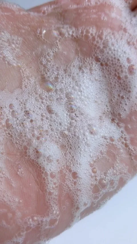 Close up view of palm of hand filled with rich cleansing soap foam. Detaile.. Vídeos de archivo 335022685