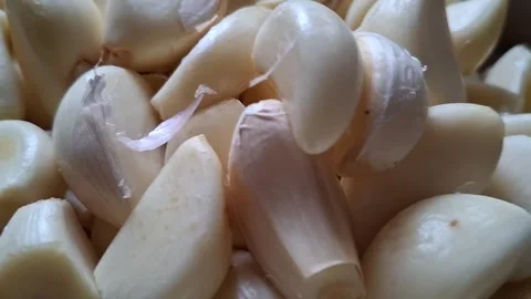 Close up view of a pile of fresh peeled raw garlic cloves. Stock Footage 338266964