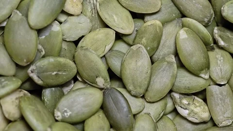 A close-up view of a pile of green pumpkin seeds, suitable for use in autum.. Vídeos de archivo 345168645