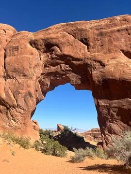 A close-up view of Pine Tree Arch on a sunny day in Arches National Park, Utah Stock-Fotos