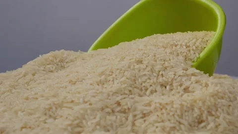 Close view of plastic bowl stuck in rice Vídeo Stock 147693943