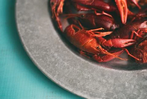 Close up view of a platter filled with boiled crawfish. Fotos de archivo