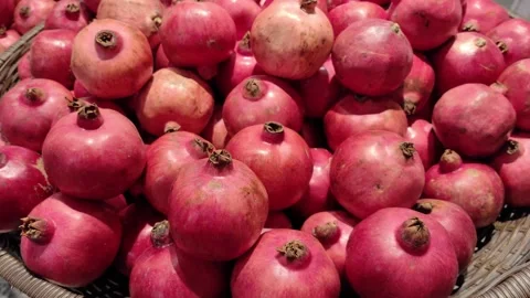Close-up view of the pomegranates fruit selling in the food market. Vidéo 195935843