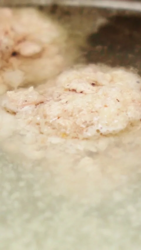 Close up view of poultry meat stewing in bubbling liquid as white foam forms Видео 347271939