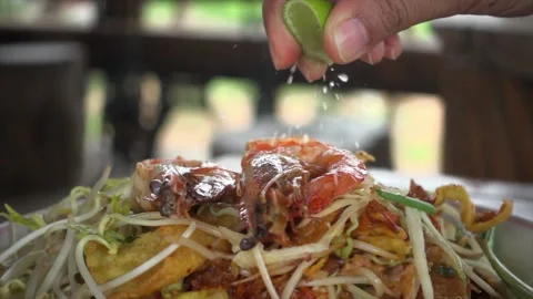 Close-up view of pouring delicious mixed seafood dish with fresh lemon juice. Stock-Footage 336588818