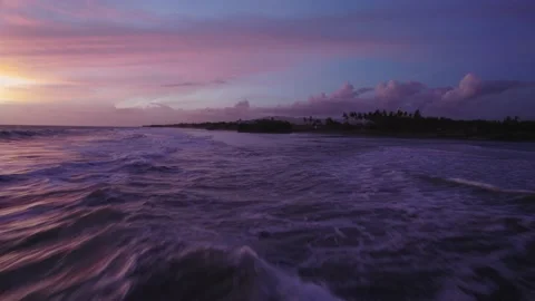 Close View POV Ocean Waves at Sunset with Dramatic Sky Track In &amp; Tilt Down 库存影片 237521162