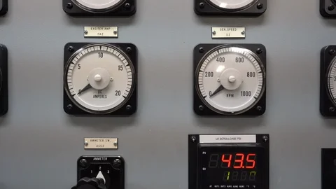 A close-up view of a power generation control panel Vidéo 123506142