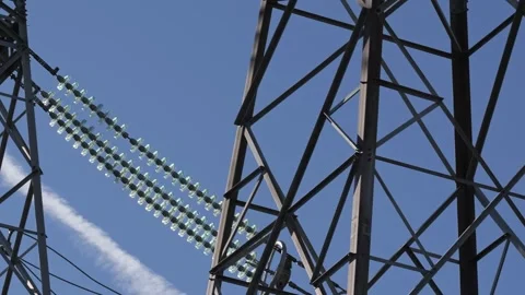 Close up view of power lines against blue sky Vídeo Stock 333923115